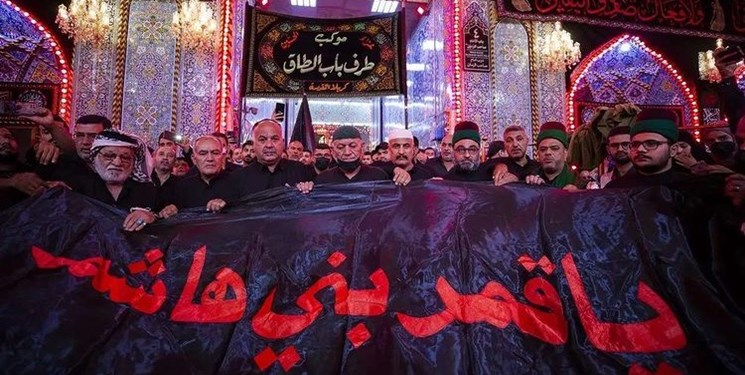 اهدای پرچم حرم حضرت عباس (ع) به موکب‌های حسینی+عکس
