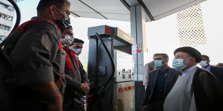 بازدید میدانی رئیسی از یک پمپ بنزین در میدان فردوسی تهران