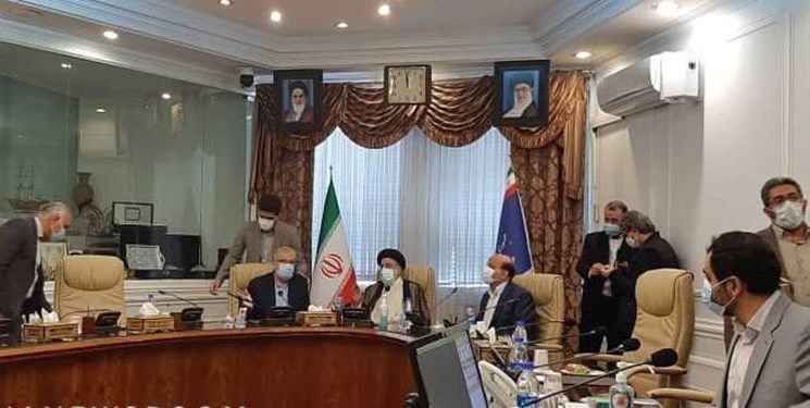 حضور سرزده آیت‌الله رئیسی در وزارت نفت و یک پمپ بنزین در تهران برای پیگیری وضعیت سوخت‌‌رسانی