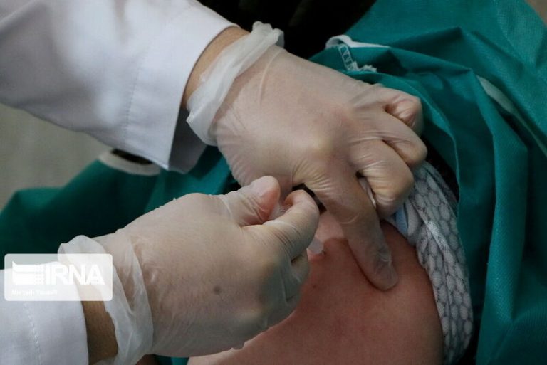رییس دانشگاه علوم پزشکی شاهرود: واکسن کرونا ۷۰ درصد مرگ را کاهش می‌دهد