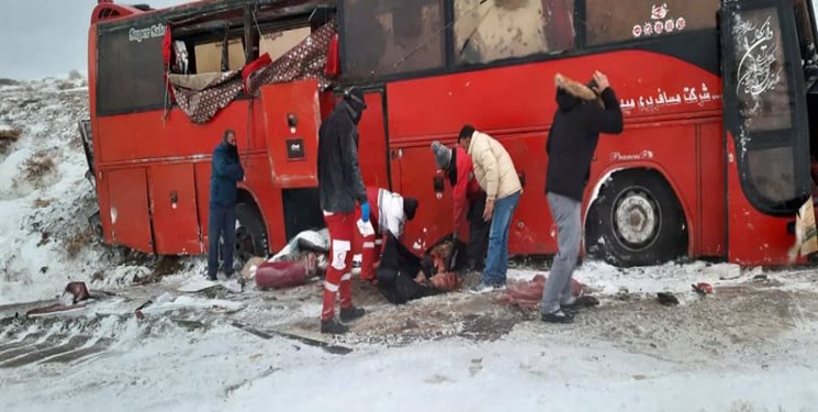 امدادرسانی جمعیت هلال احمر در واژگونی اتوبوس قم – شاهین‌دژ