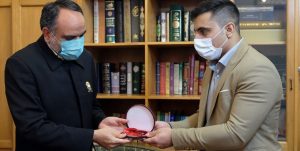 اهدای مدال طلای وزنه‌برداری رسول معتمدی به موزه آستان قدس رضوی
