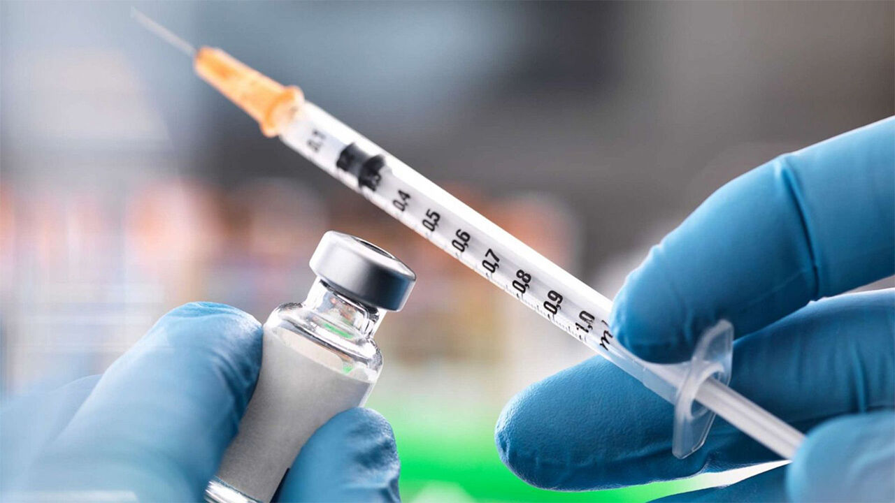 ۱۴۰۰ کادر درمان قم دُز سوم واکسن کرونا را دریافت کردند