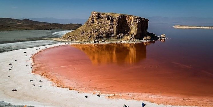 ۵.۵ میلیارد تن رسوبات نمک در بستر دریاچه ارومیه وجود دارد/صدور مجوز برداشت نمک از بستر دریاچه ارومیه