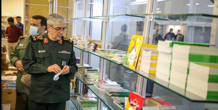 برپایی نمایشگاه کتاب در  ۸۰۰ نقطه تهران/ بازدید سرلشکر باقری از لجستیک کتاب مجمع ناشران دفاع مقدس