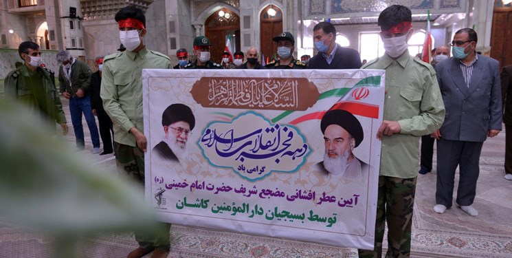 بسیجیان کاشان، مرقد امام خمینی (ره) را با گلاب ناب شست‌وشو می‌دهند