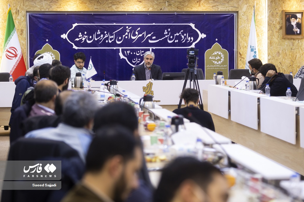 تجلیل از نویسنده «تنها گریه کن»/ احمدوند: فروش کتاب در اینترنت منوط به دارا بودن کد شابک شد