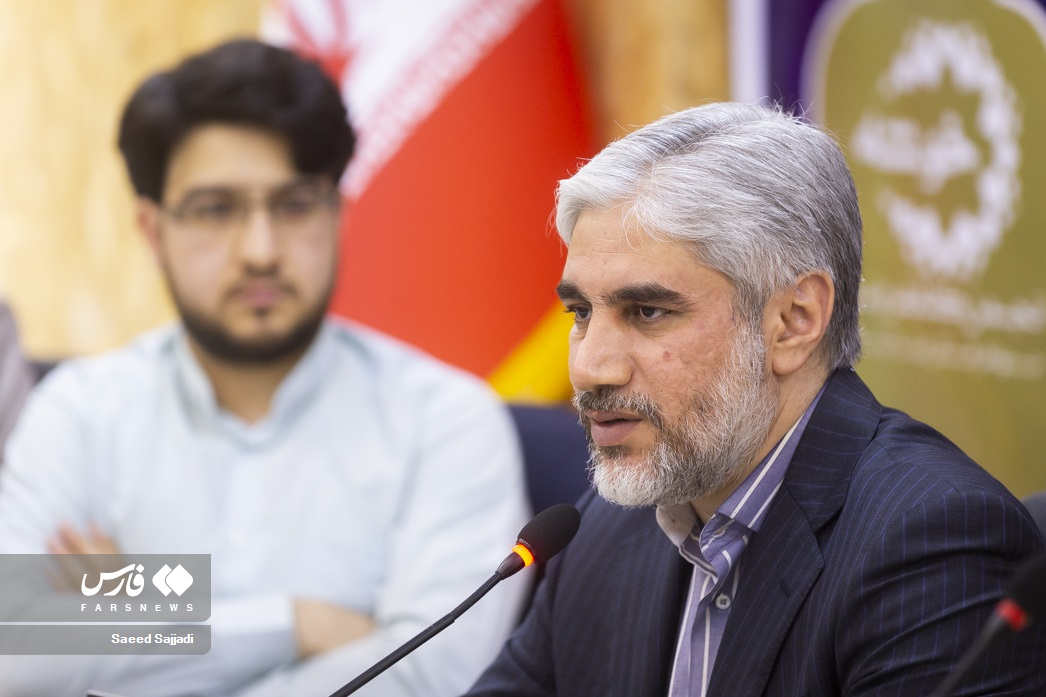 تجلیل از نویسنده «تنها گریه کن»/ احمدوند: فروش کتاب در اینترنت منوط به دارا بودن کد شابک شد