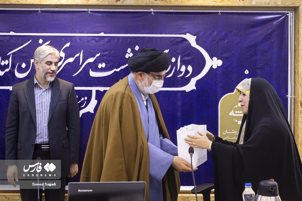 تجلیل از نویسنده «تنها گریه کن»/ احمدوند: فروش کتاب در اینترنت منوط به دارا بودن کد شابک شد