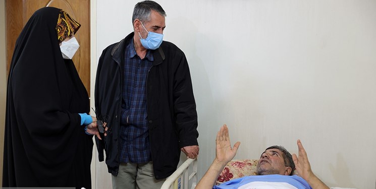 دیدار با جانبازی که پزشکان از او زیرمیزی خواستند/ اختصاص حق پرستاری مضاعف به او از طرف بنیاد شهید +اسناد و تصاویر