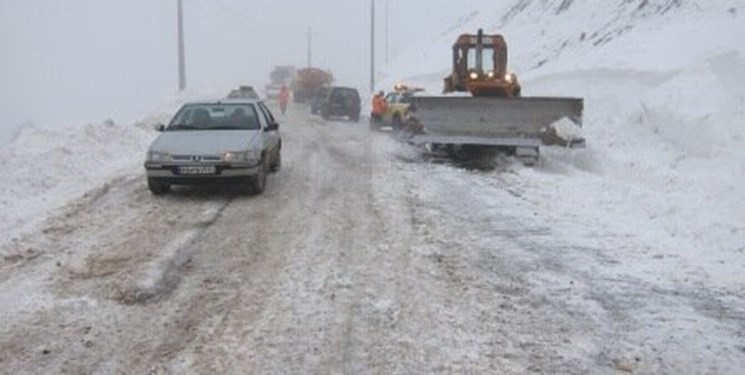 مسدود شدن جاده کرج-چالوس و آزادراه تهران-شمال به دلیل بارش برف