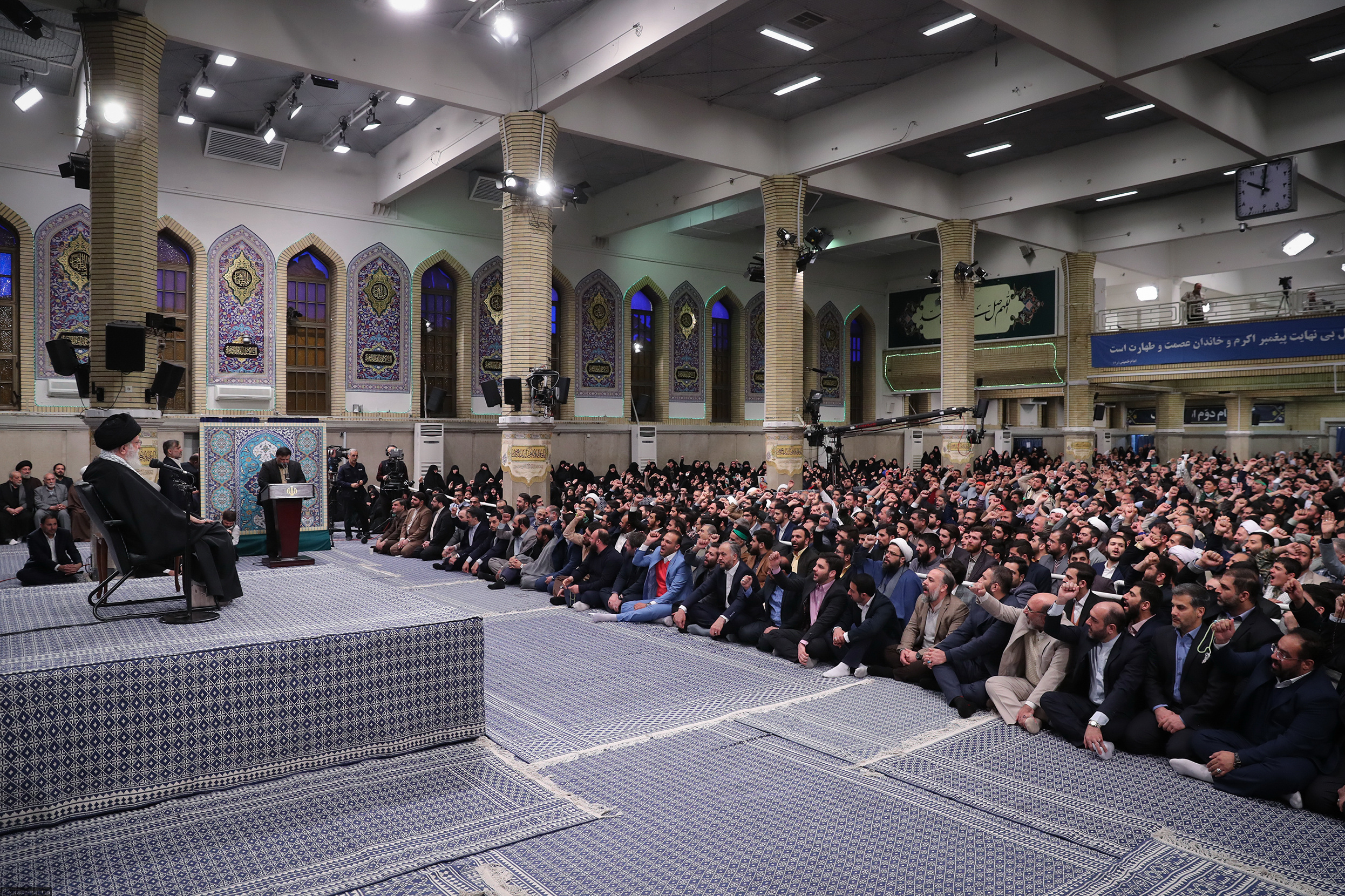 مطالبات رهبر انقلاب از مداحان| خواندن شعر و استفاده از مضامینی که معرفت‌افزا نباشد، گناه است + جدول
