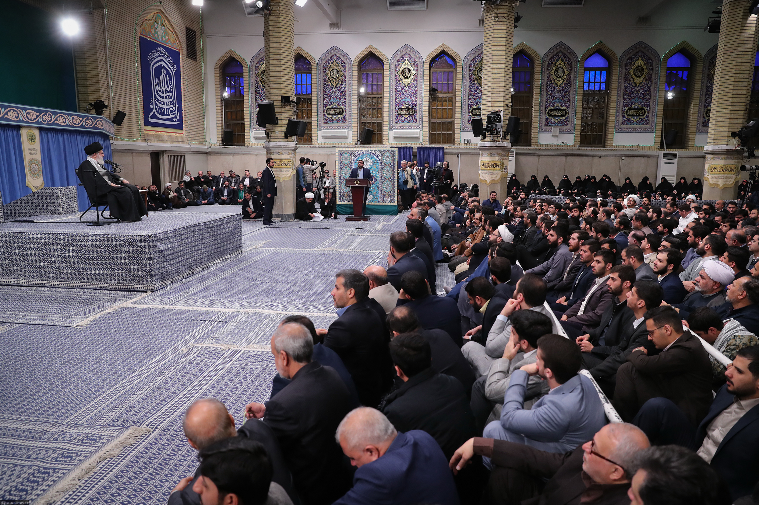 مطالبات رهبر انقلاب از مداحان| خواندن شعر و استفاده از مضامینی که معرفت‌افزا نباشد، گناه است + جدول