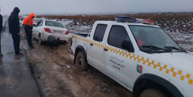نجات ۳۵ خودروی گرفتار در برف و سیلاب جنوب کرمان