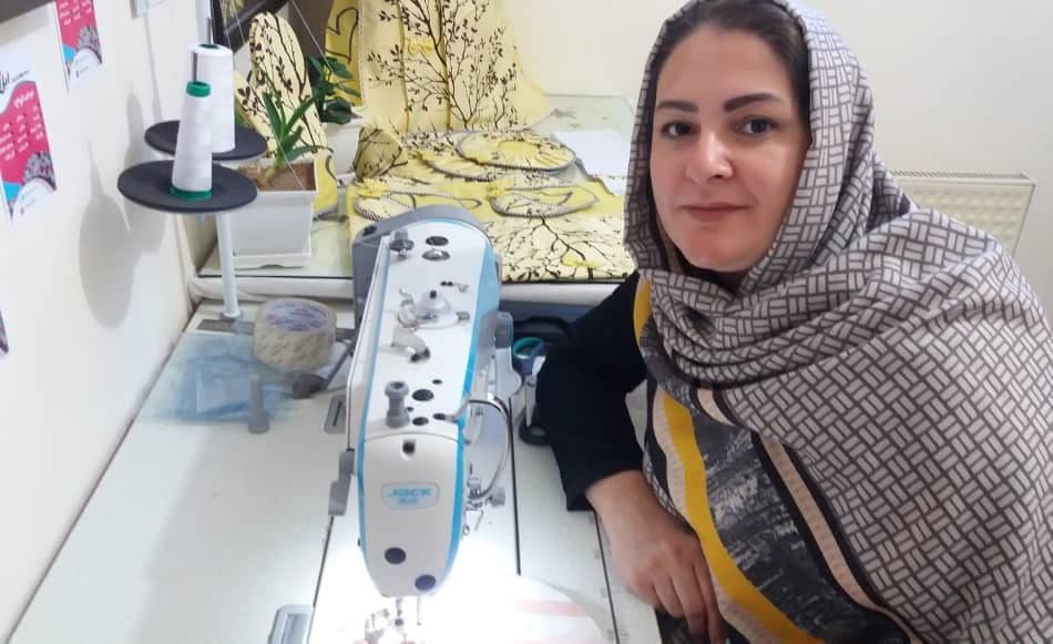پارچه‌های گُلی و درآمدزایی در خانه/ بانویی که کسب و کار خانگی را بر کارمندی ترجیح داد