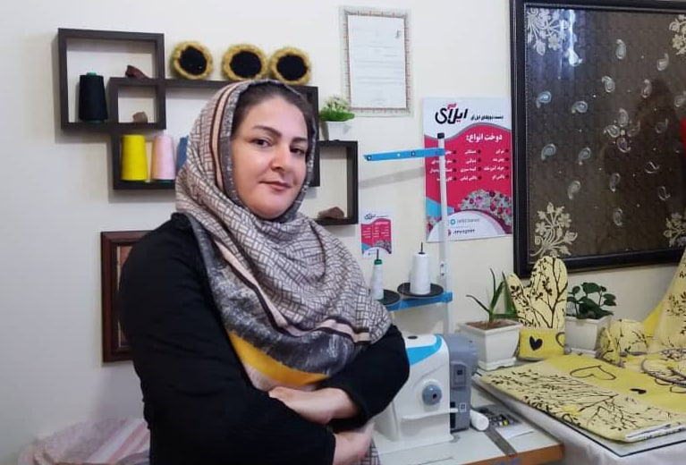 پارچه‌های گُلی و درآمدزایی در خانه/ بانویی که کسب و کار خانگی را بر کارمندی ترجیح داد