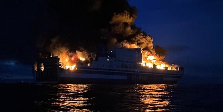 آتش‌سوزی گسترده در یک کشتی مسافربری ایتالیایی + فیلم