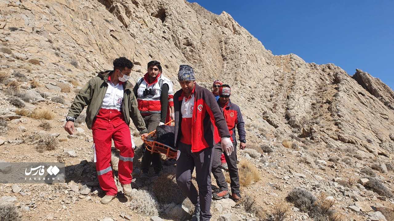 تصاویری از تلاش نفس‌گیر امدادگران در کوهستان/ مدیرعامل هلال‌احمر سمنان: پس از غروب به کوه نروید