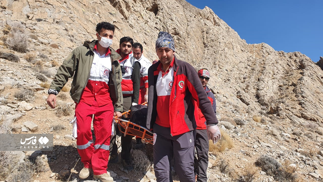 تصاویری از تلاش نفس‌گیر امدادگران در کوهستان/ مدیرعامل هلال‌احمر سمنان: پس از غروب به کوه نروید