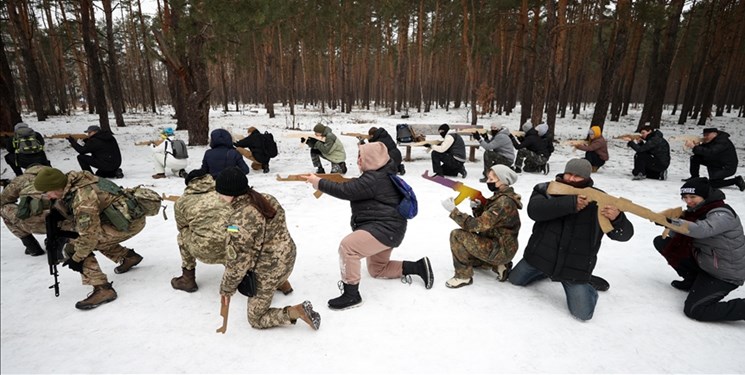 حضور غیرنظامیان داوطلب اوکراینی در تمرینات جنگی
