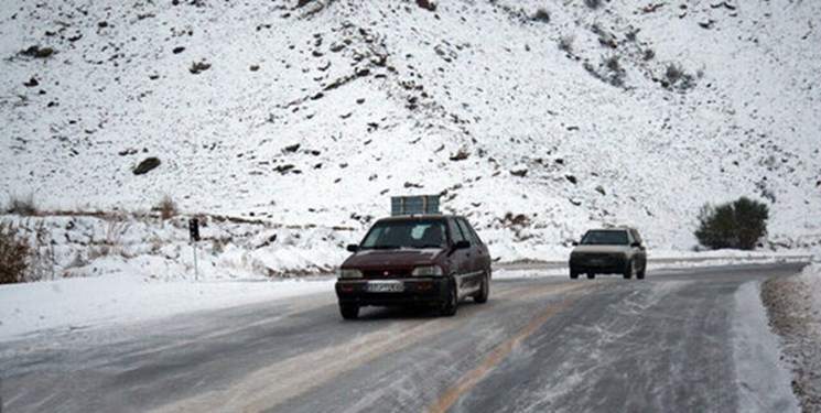 خطر ریزش سنگ و بهمن در راه‌های کوهستانی البرز/هوا ۱۰ درجه سردتر می‌شود