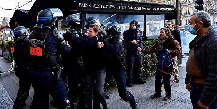 دو ماه مانده به انتخابات فرانسه، پاریس صحنه اعتراضات ضددولتی شد+فیلم