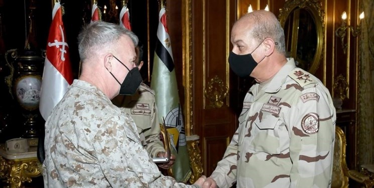 دیدار فرمانده تروریست‌های «سنتکام» با وزیر دفاع مصر