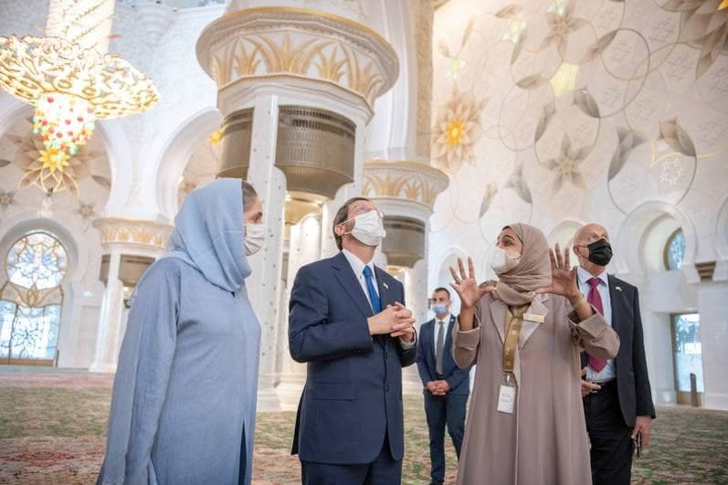 رئیس‌ رژیم صهیونیستی به مسجد «شیخ زاید» رفت +عکس