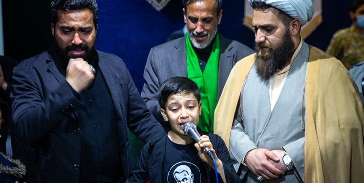 زبان گرفتن فرزند شهید محمدجواد رستمی، کنار پیکر پدرش+فیلم