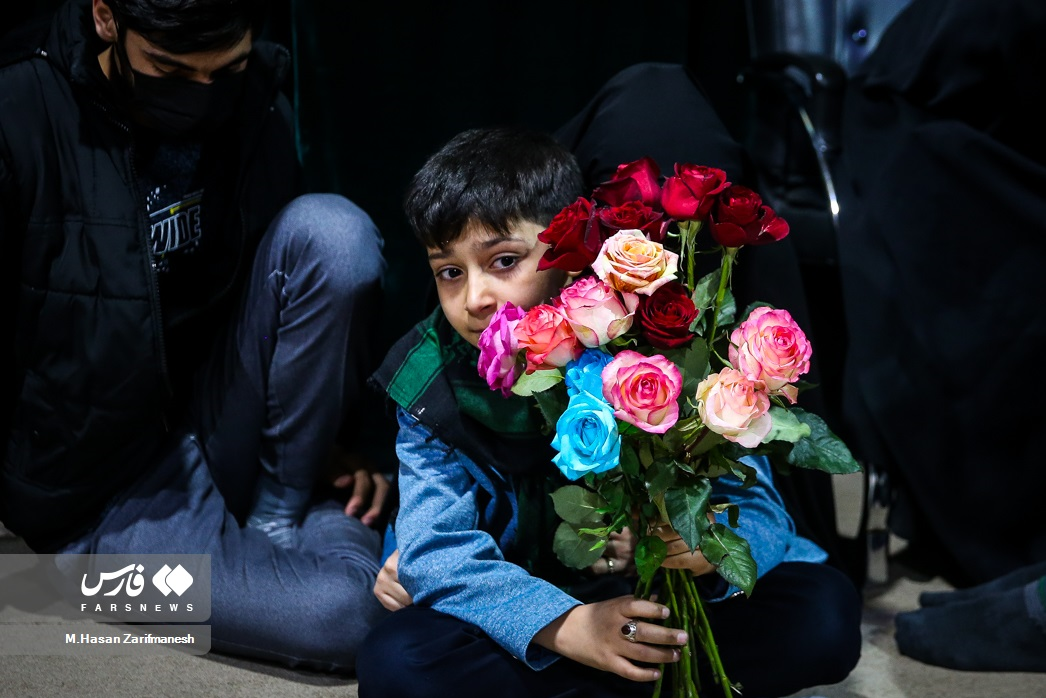 زبان گرفتن فرزند شهید محمدجواد رستمی، کنار پیکر پدرش+فیلم