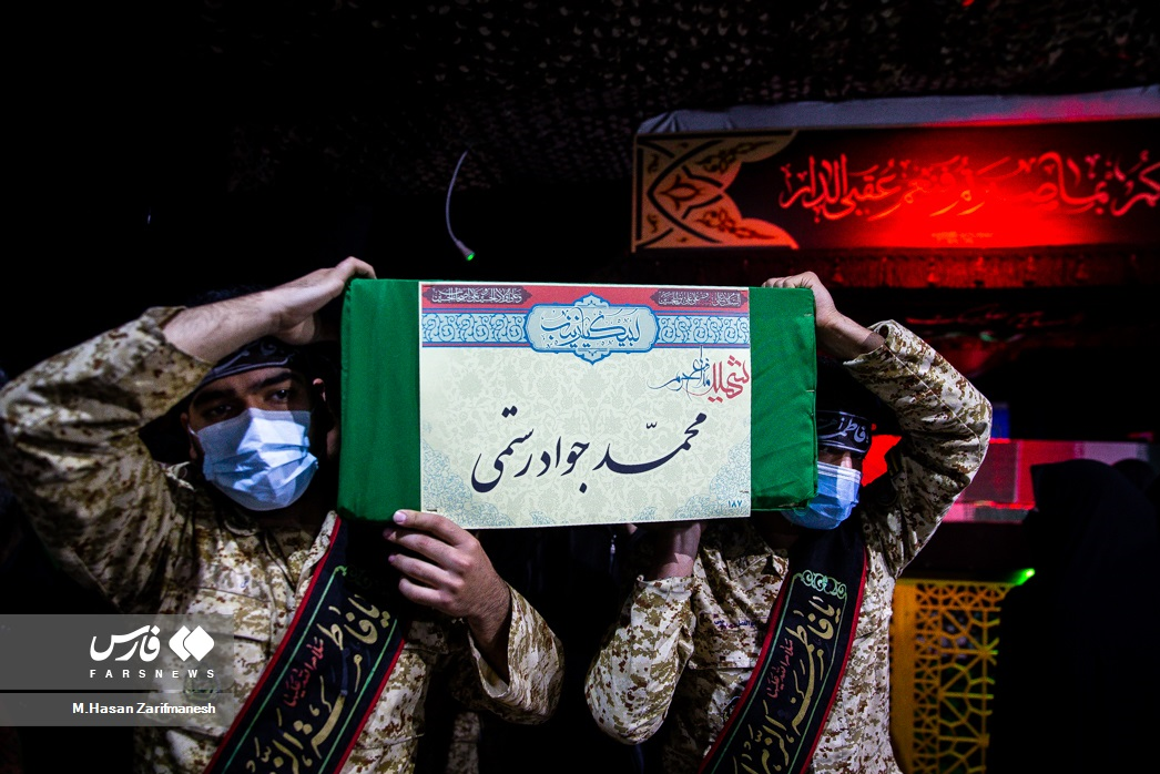زبان گرفتن فرزند شهید محمدجواد رستمی، کنار پیکر پدرش+فیلم
