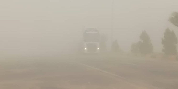 طوفان شن عبور و مرور در محورهای شهرستان «فهرج» را مختل کرد
