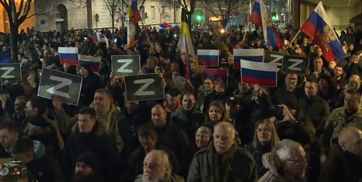تجمع شهروندان صربستان در خیابان‌های بلگراد در حمایت از روسیه