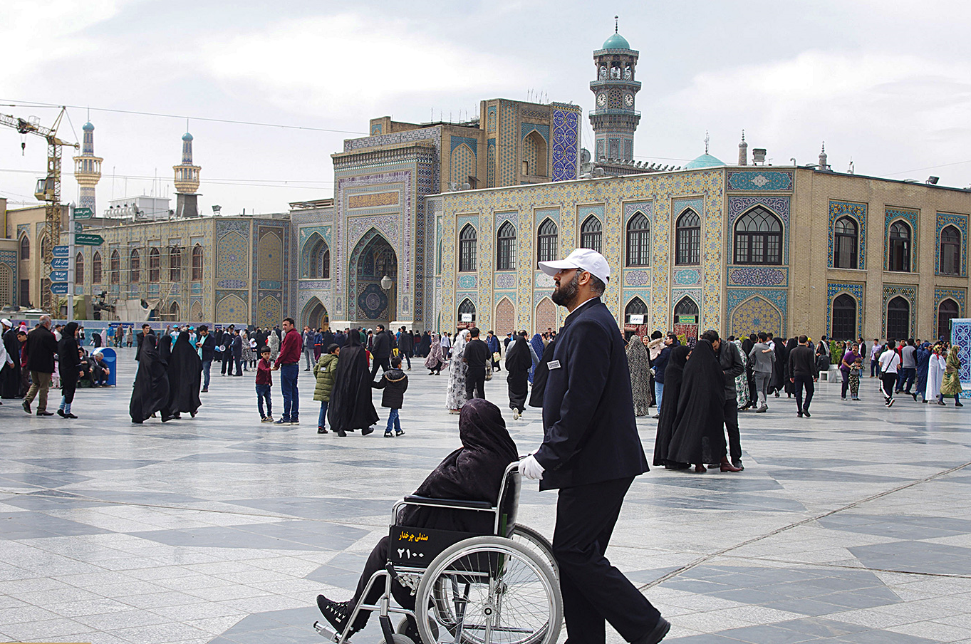 روایتی از خدمت به زائران کم‌توان و غریب در حرم غریب‌الغربا+عکس