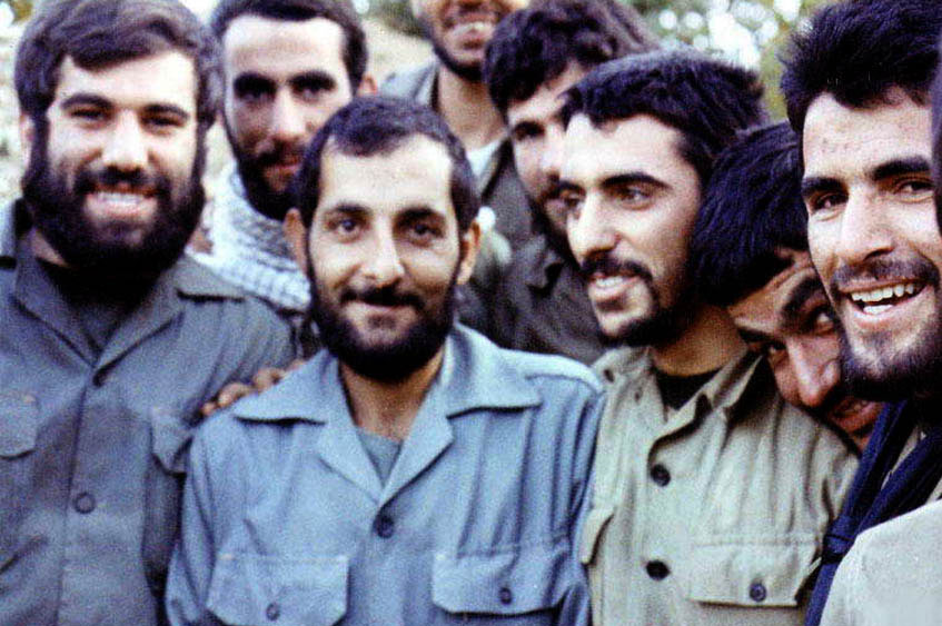 شهید باکری به خاطر کدام شهدا عقب نشینی نکرد؟