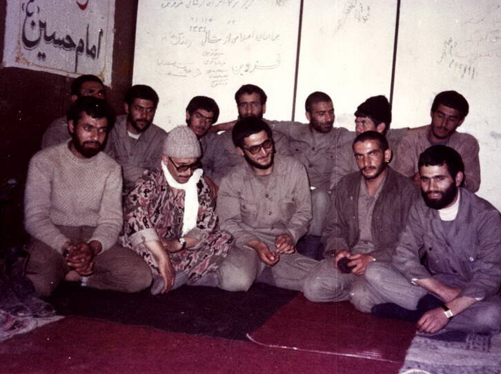 شهید باکری به خاطر کدام شهدا عقب نشینی نکرد؟