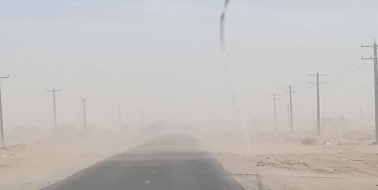 طوفان شن محور بم – کرمان را مسدود کرد/شعاع دید کمتر از ۵ متر