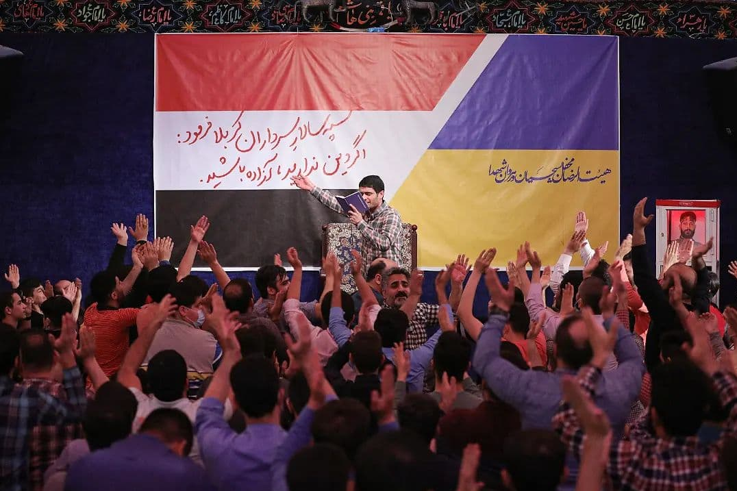 ماجرای دیشب نصب پرچم اوکراین و یمن در هیأت رضا هلالی+ عکس و فیلم