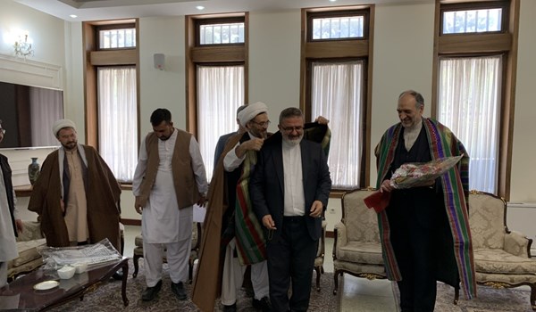 اهدای گل و «چپن» به سفیر ایران در کابل