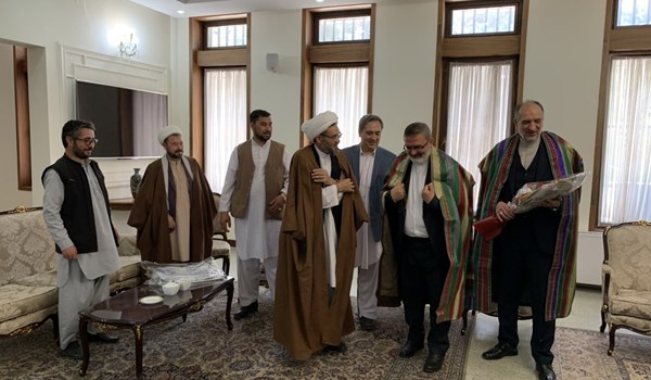 اهدای گل و «چپن» به سفیر ایران در کابل