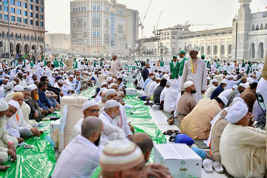 بازگشت سفره‌های افطار به مسجدالحرام و مسجد النبی + تصاویر