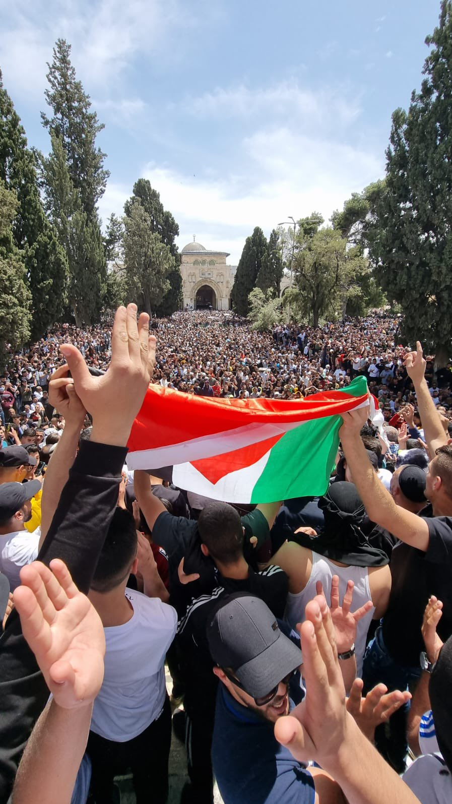 تجمع دهها هزار فلسطینی در مسجدالاقصی با شعار «خیبر خیبر یا یهود..»+فیلم