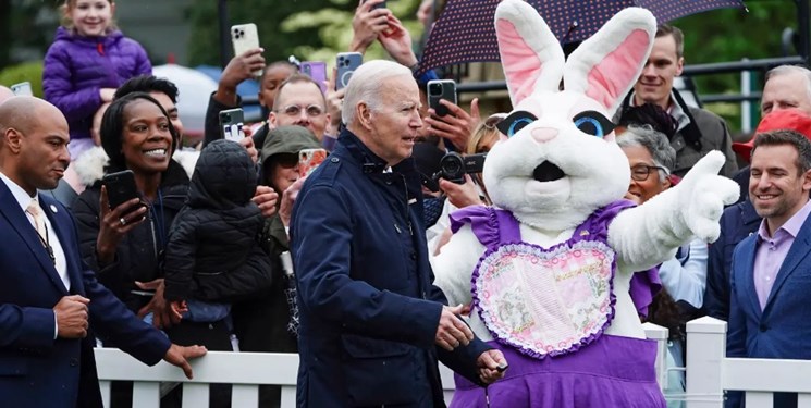 تلاش کارمند کاخ سفید در لباس خرگوش برای ممانعت از گاف دادن بایدن+فیلم