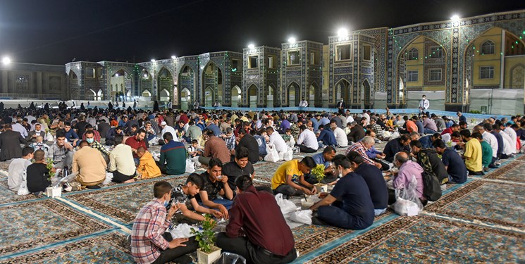 روزانه ۷۰۰۰۰ نفر پای سفره افطار رضوی در صحن امام حسن (ع) می‌نشینند