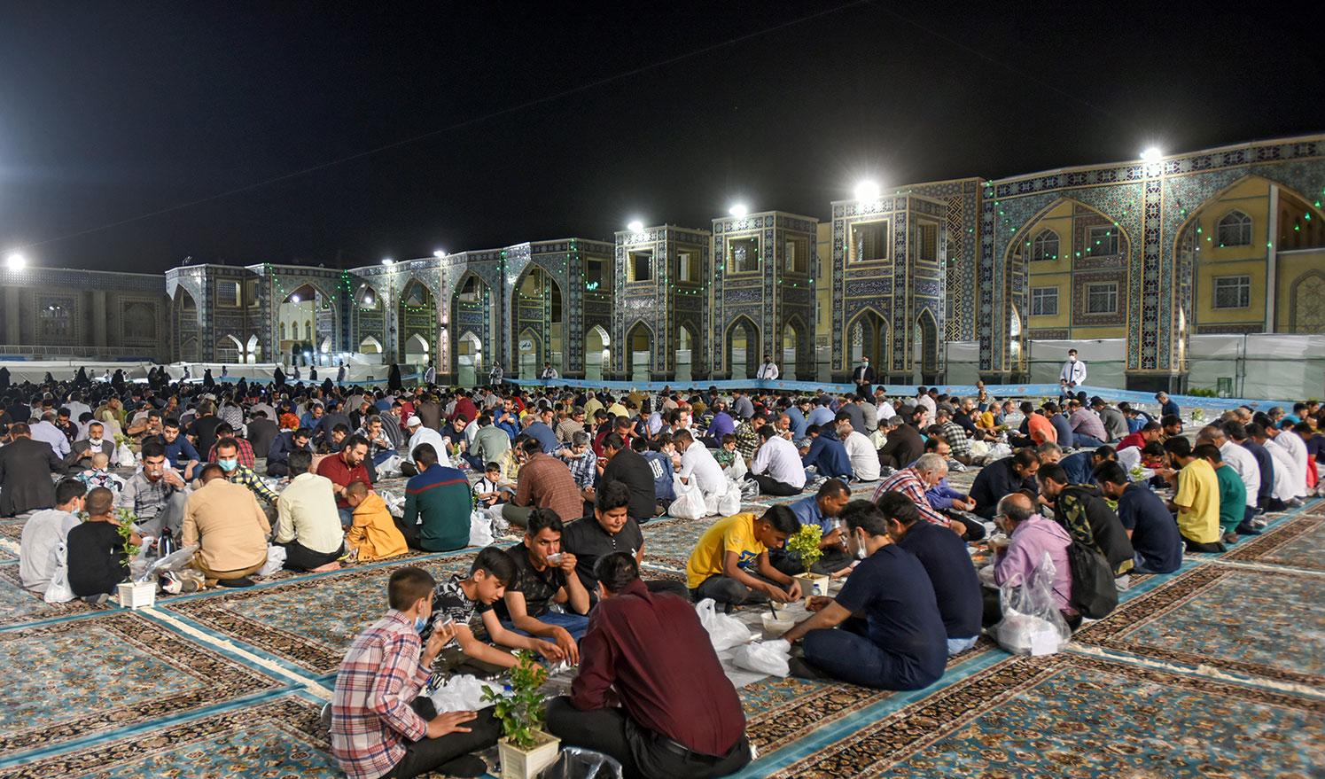 روزانه 70000 نفر پای سفره افطار رضوی در صحن امام حسن (ع) می‌نشینند