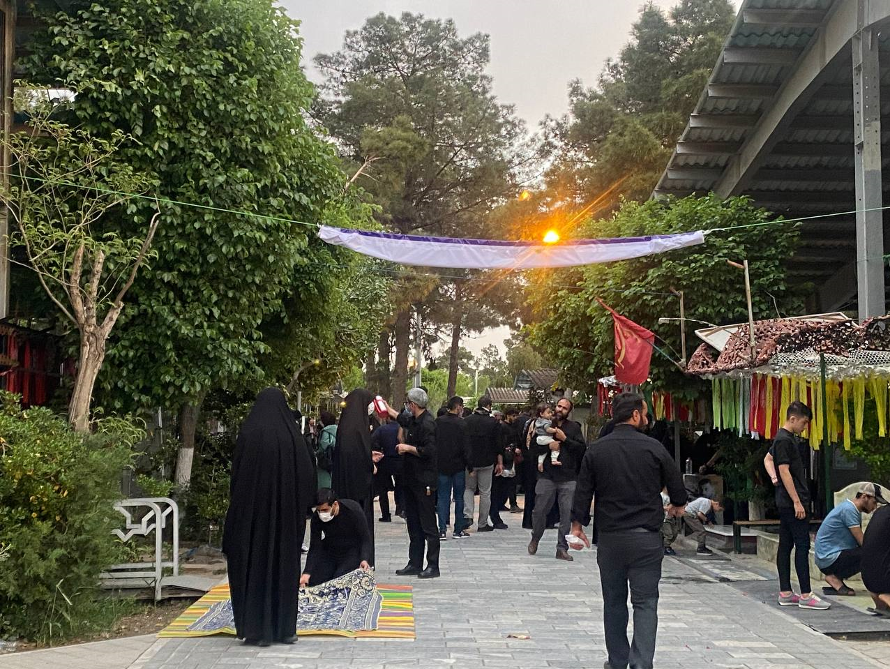 ضیافت افطار در کنار شهدا/ اینجا شهدا از زائران میزبانی می‌کنند+ عکس
