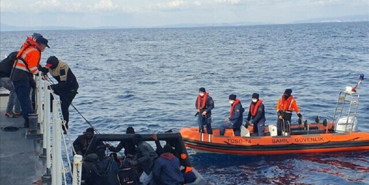نجات جان ۵۳ مهاجر رانده شده از سوی یونان توسط گارد ساحلی ترکیه