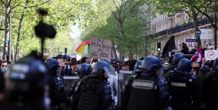 پرتاب گاز اشک آور پلیس پاریس به سوی تظاهرات کنندگان