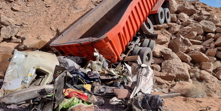 کشته‌شدن ۲ نفر بر اثر سقوط تریلر به دره در زرند