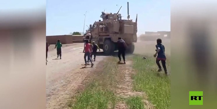 کودکان سوریه کاروان آمریکا را با سنگ و چماق از روستای خود بیرون راندند + ویدئو